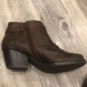 Reduced! Bare traps brown booties size 6.5